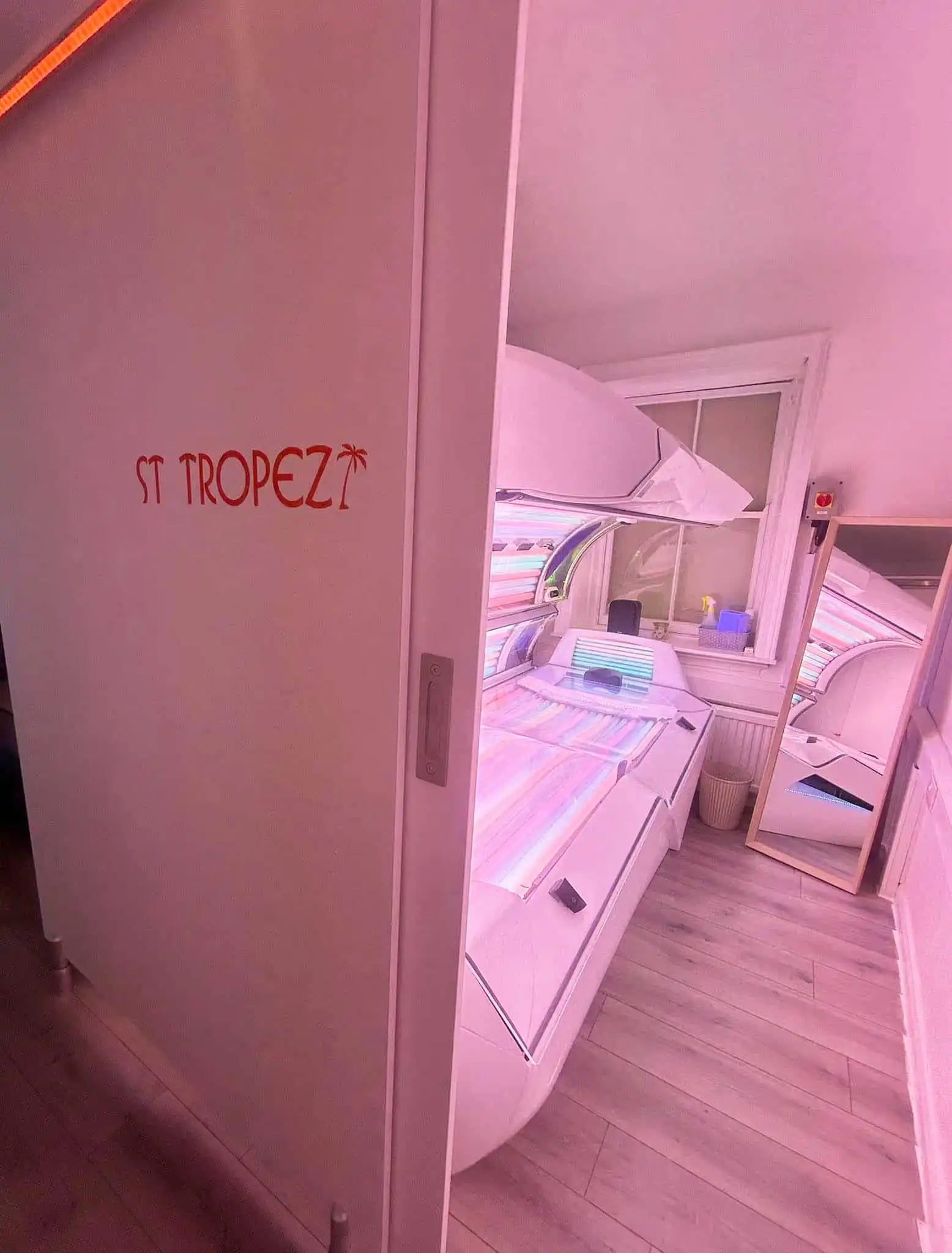 lay-down sunbed room at our Chertsey tanning salon our st tropez room